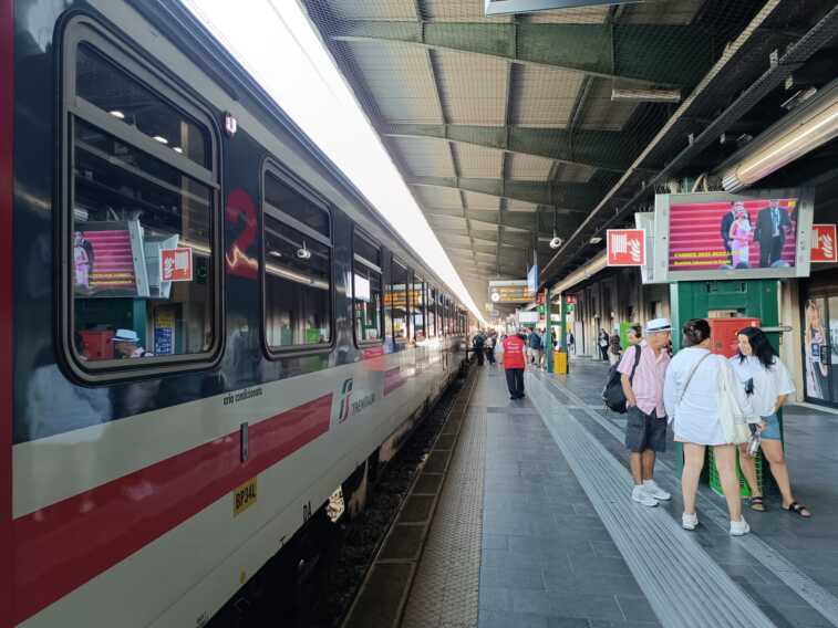 Pochi passeggeri sul primo treno diretto tra Bari e Napoli: «Quattro ore? Un po’ troppe. Ma è un’alternativa» – VIDEO