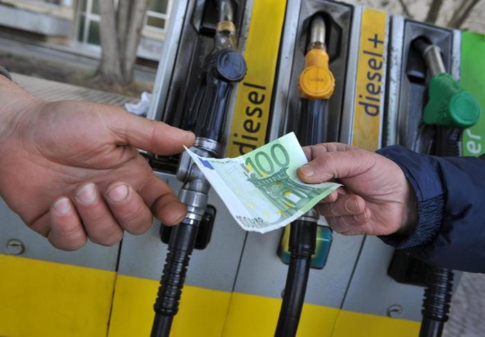 Torna a crescere il costo della benzina e del gasolio. Assoutenti: «Rincari oltre il 5%»