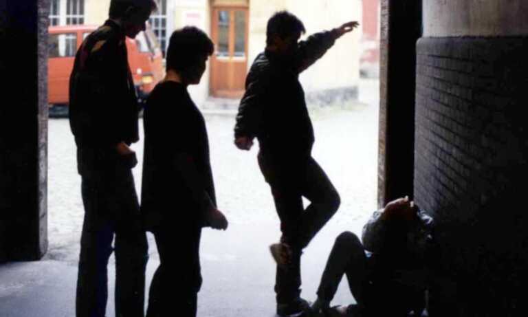 Raid punitivo nei confronti di un 28enne perché visto al bar con la ex: arrestati due fratelli a Grumo