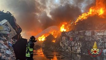 Galleria foto 'Calabria in fiamme, allarme dei pompieri: “Popolazione a rischio, 77 roghi attivi e dolosi”' - foto 1