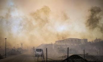 Galleria foto 'Caldo record in Grecia, turisti in fuga da hotel per incendio a Rodi' - foto 1