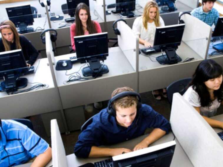Problemi di connessione e scariche in cuffia al Contact center Inps di Casamassim: «Operatori sotto stress»