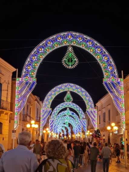 Canosa si prepara alla festa dei Santi Patroni tra luminarie e corteo storico