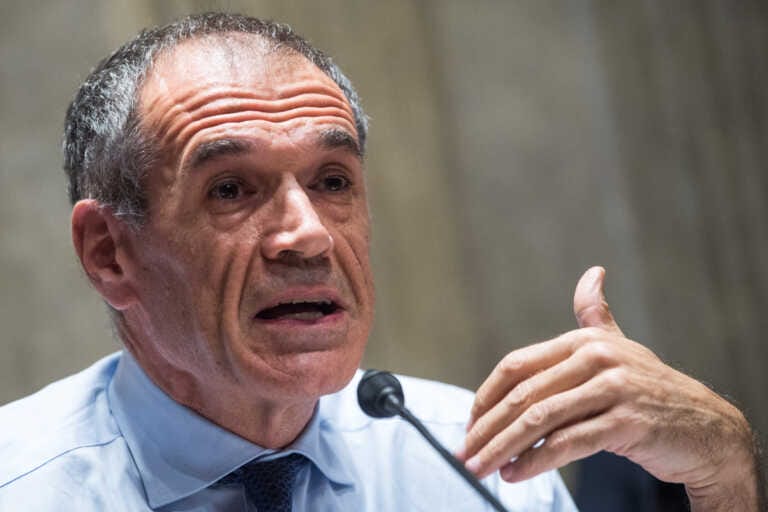 Cottarelli al Libro possibile: «Il carbone non ha futuro. Sui vincoli alle banche si poteva fare molto di più»
