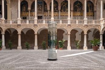 Cicconi al Palazzo Reale di Palermo con l’installazione site-specific che si trasforma al crepuscolo