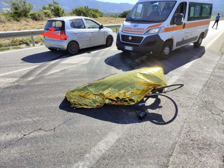 Ha un malore mentre percorre la statale 272 in bici: muore un ciclista 76enne di San Severo