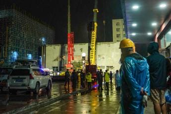 Galleria foto 'Cina, crolla tetto della palestra di una scuola: 11 morti' - foto 1
