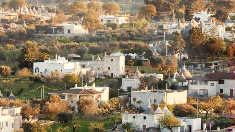 Cisternino, il borgo da favola che incanta. Adagiato su un gradone della Murgia orientale
