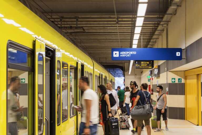 Dieci anni del collegamento in treno tra Bari e l’aeroporto “Karol Wojtyla”: numeri in costante crescita