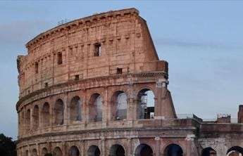 Galleria foto 'Colosseo, 17enne svizzera incide nome: denunciata' - foto 1