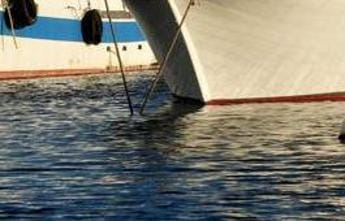 Galleria foto 'Colpi di mitra contro peschereccio italiano in Libia: “Marinai legati, picchiati e derubati”' - foto 1