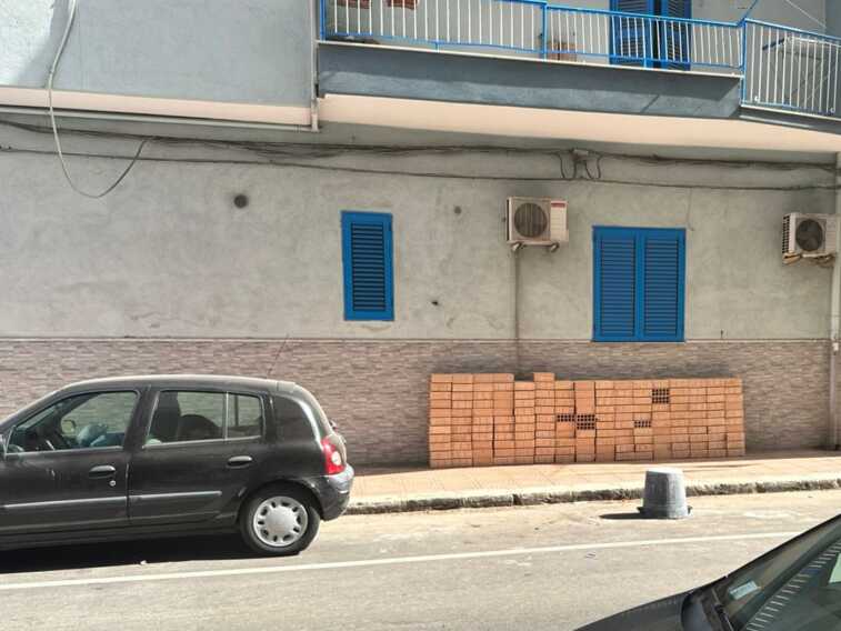 Pila di mattoni occupa marciapiede, scatta la multa da 900 euro