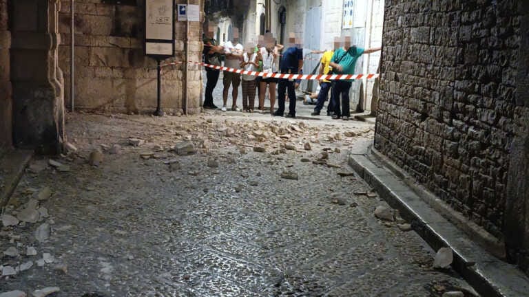 Galleria foto 'Bitonto, crolla il cornicione della biblioteca comunale in pieno centro: nessun ferito. Area transennata' - foto 3