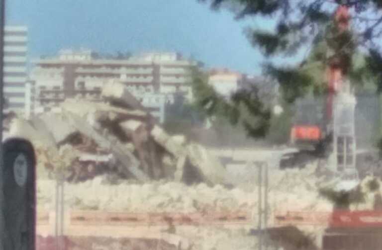 Parco della giustizia, via alle demolizioni nelle ex-casermette: gli attivisti chiedono analisi ambientali