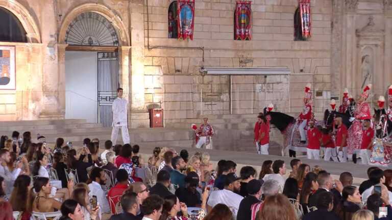 Galleria foto 'Sfila l’uomo di Dolce & Gabbana: a Ostuni l’atmosfera è magica con un omaggio a Domenico Modugno' - foto 1