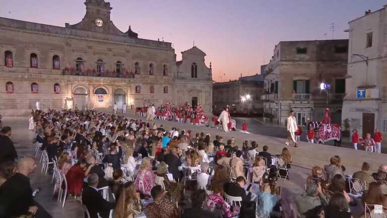 Sfila l’uomo di Dolce & Gabbana: a Ostuni l’atmosfera è magica con un omaggio a Domenico Modugno