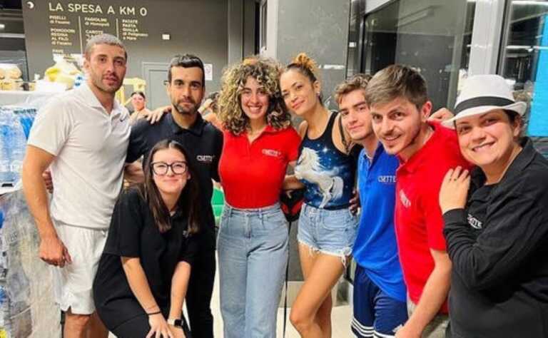 Elodie in Valle d’Itria con il pilota Iannone. E nel supermercato di Cisternino scatta la foto con lo staff