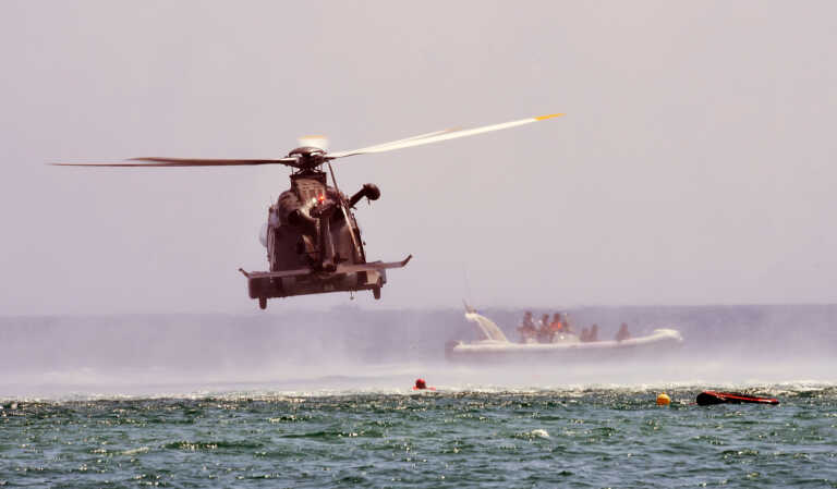 Galleria foto 'Terminano le esercitazioni per gli specialisti della Scuola di Volo salentina: soccorso e recupero in mare aperto' - foto 2
