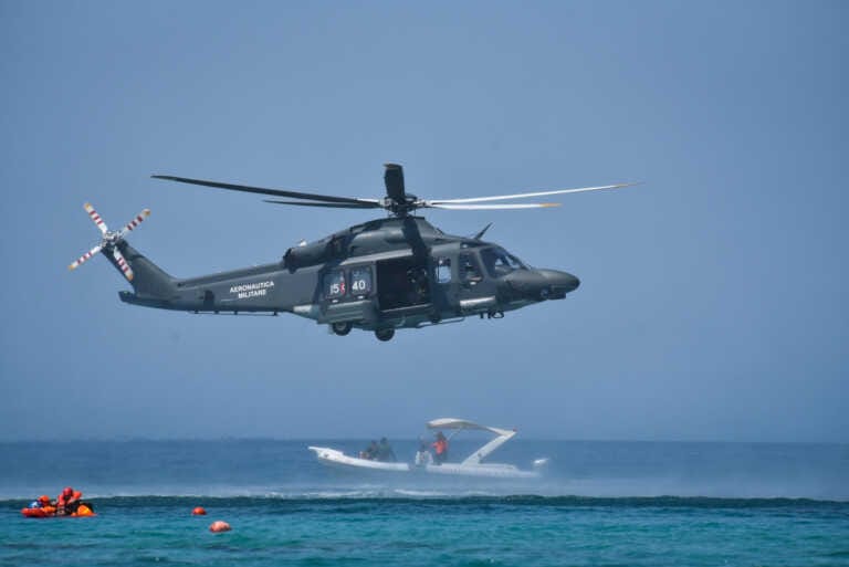 Terminano le esercitazioni per gli specialisti della Scuola di Volo salentina: soccorso e recupero in mare aperto