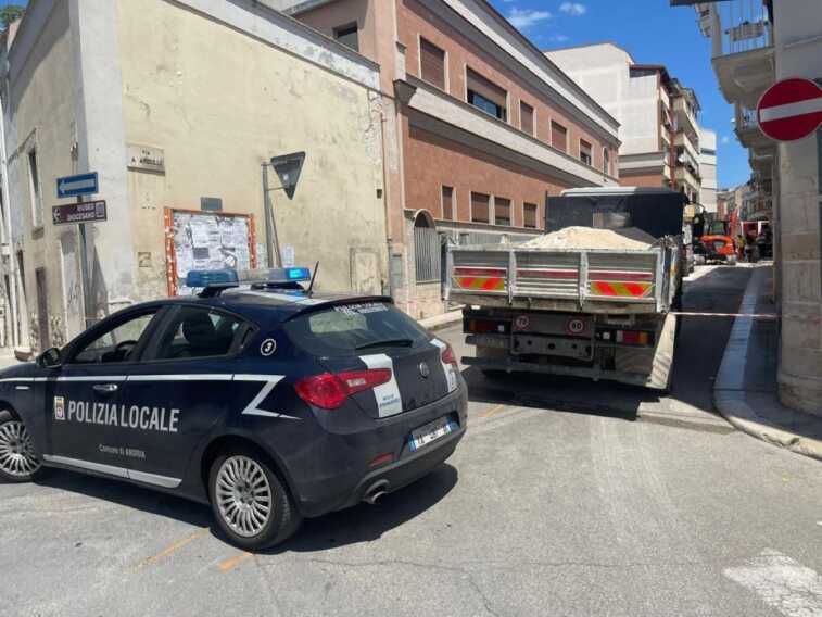 Si rompe un tubo del gas durante i lavori in una strada ad Andria: evacuato un asilo nido