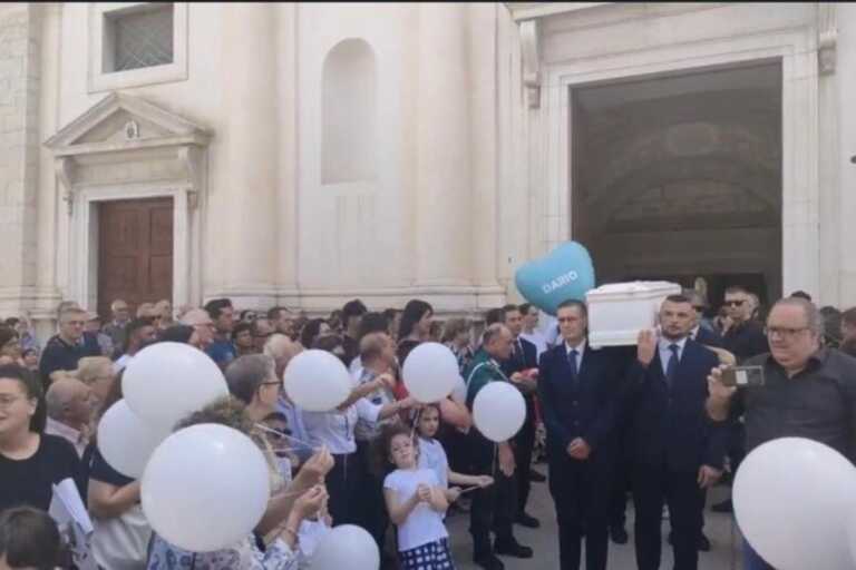 A Canosa i funerali del bimbo di 6 anni morto in spiaggia: «Spero che nostro figlio impari dagli angeli»