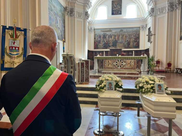 Manfredonia, il sindaco devolve parte dell’indennità per le spese dei funerali dei fratellini annegati