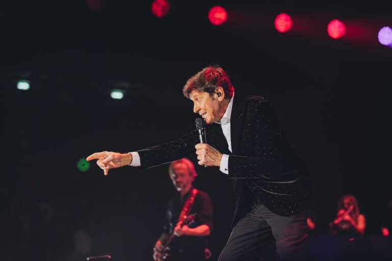 Gianni Morandi scalda la voce per il concerto a Matera: «Musica, energia e amore le chiavi del successo»