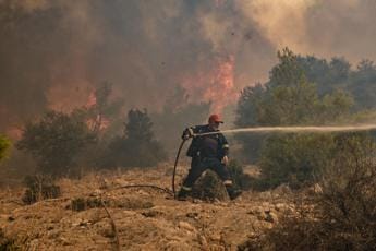 Galleria foto 'Grecia in fiamme, incendi anche a Corfù: evacuati 17 villaggi' - foto 1