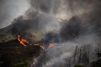 Galleria foto 'Grecia in fiamme: incendi devastano Rodi, brucia Corfù. Canadair precipita a Evia' - foto 1