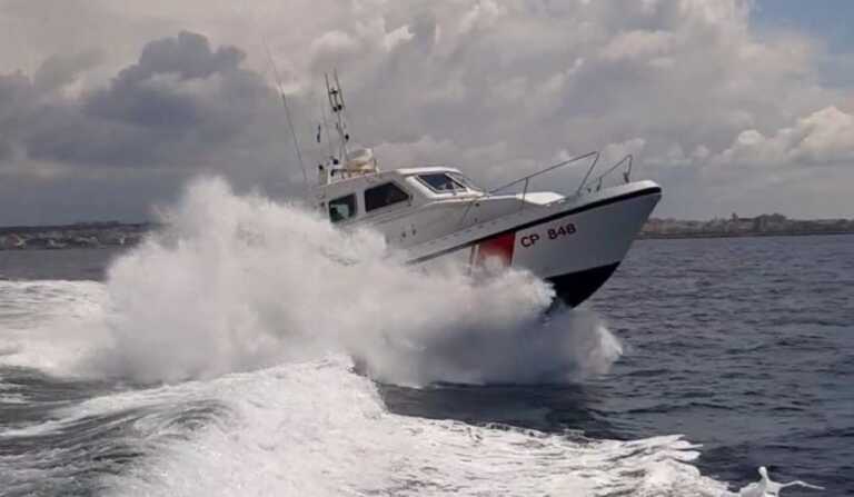 Barca a vela si incaglia nelle secche di Ugento: interviene la guardia costiera, in salvo due turisti inglesi