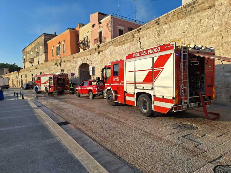 Incendio all’alba nel centro storico di Bisceglie: fiamme in un immobile nei pressi del porto turistico