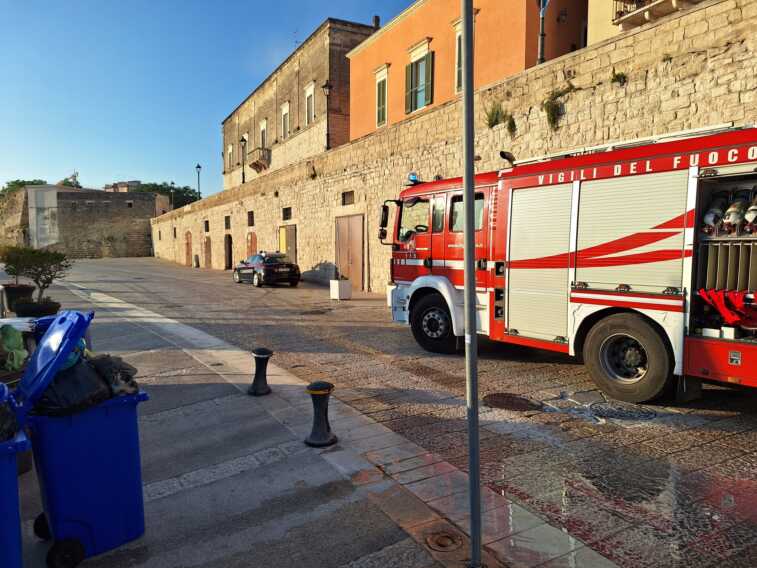 Galleria foto 'Incendio all’alba nel centro storico di Bisceglie: fiamme in un immobile nei pressi del porto turistico' - foto 2