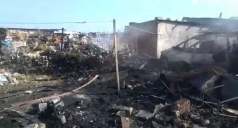 Galleria foto 'Incendio a Borgo Mezzanone: distrutte una cinquantina di baracche. Probabile un corto circuito' - foto 1