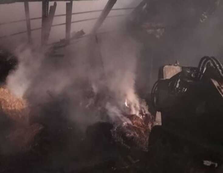 Incendio in un capannone nelle campagne di Pomarico: all’interno c’era anche una pala meccanica