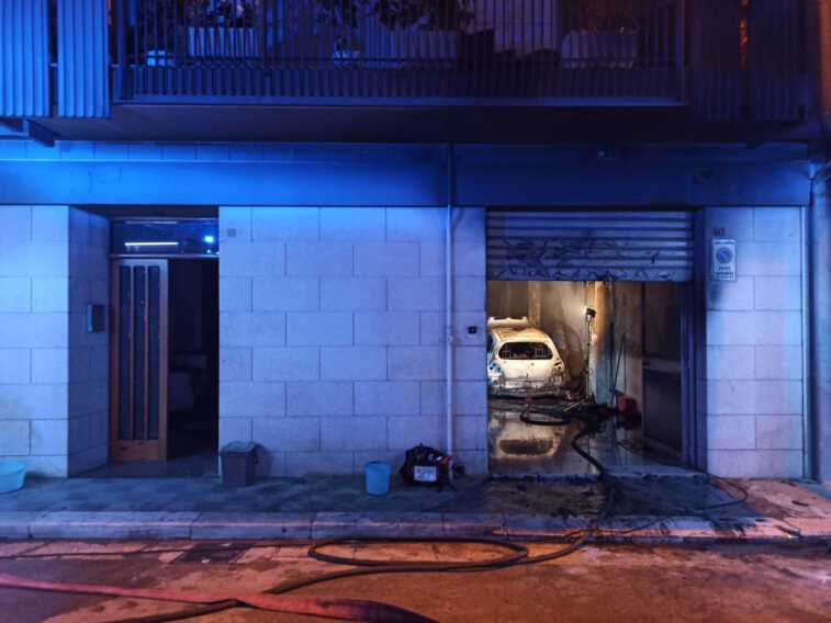 Incendio in un garage ad Andria: distrutte alcune auto. Paura per i residenti del palazzo