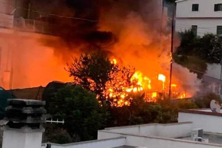 Galleria foto 'Auto distrutte in un incendio a Peschici: le fiamme sono partite dal furgone di un panificio. Si indaga' - foto 4