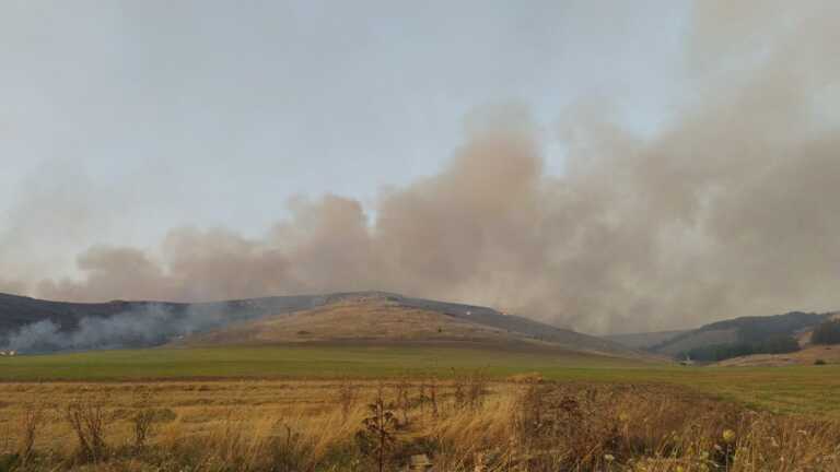 Allarme a Poggiorsini: scoppia un incendio sulla Murgia. Fiamme vicino alla polveriera dell’esercito – VIDEO