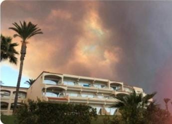 Galleria foto 'Incendio Rodi, l’italiana Rebecca e l’inferno di fuoco: “Scappati di corsa nella notte”' - foto 1
