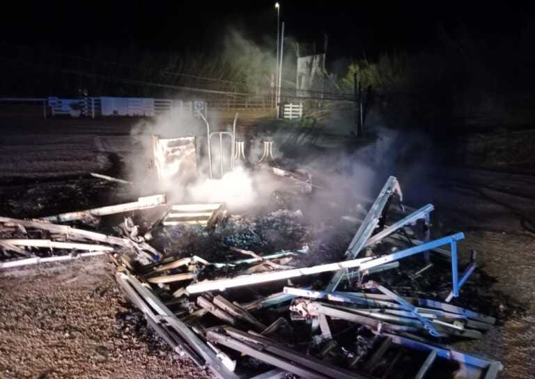Fiamme in un canneto a Salve, distrutto un deposito: all’interno lettini da mare e ombrelloni