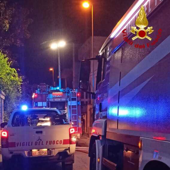 Galleria foto 'Incendio in un garage a Spongano: quattro mezzi distrutti dalle fiamme. Inagibile la struttura' - foto 1