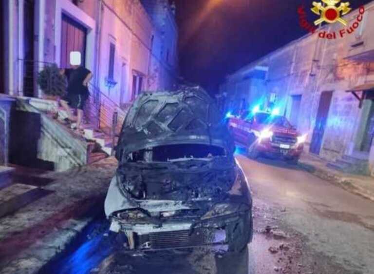 Torre Santa Susanna, due auto distrutte in un incendio: non si esclude la natura dolosa del rogo