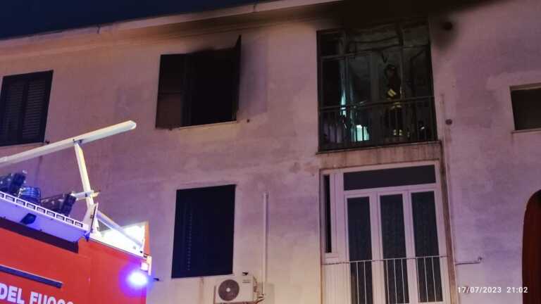 Incendio al terzo piano di un condominio a Trani: un appartamento distrutto dalle fiamme, altri due evacuati