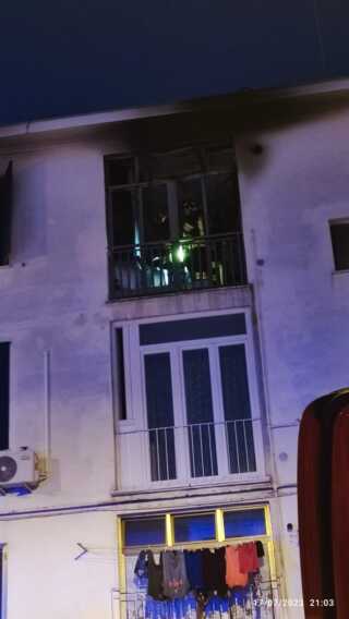 Galleria foto 'Incendio al terzo piano di un condominio a Trani: un appartamento distrutto dalle fiamme, altri due evacuati' - foto 1
