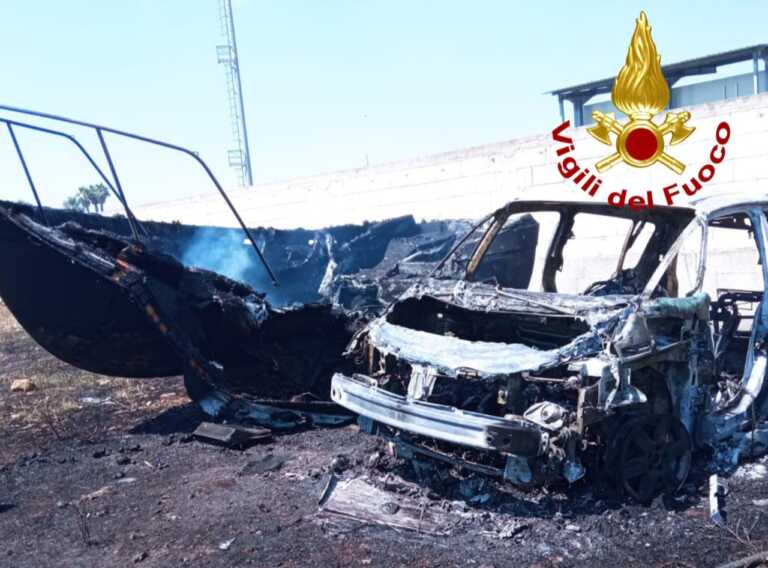 Sterpaglie a fuoco in un terreno a Ugento: distrutte nell’incendio un’auto e una barca