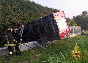 Galleria foto 'Incidente a Castellamonte, autopompa dei vigili fuori strada: morto pompiere' - foto 1