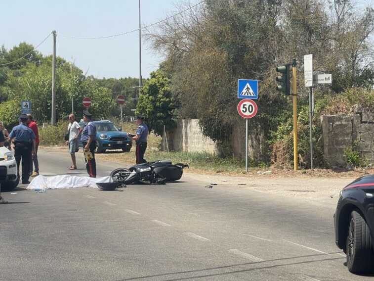 Scontro frontale tra un’auto e una moto sulla strada tra Lecce e Monteroni: muore un centauro