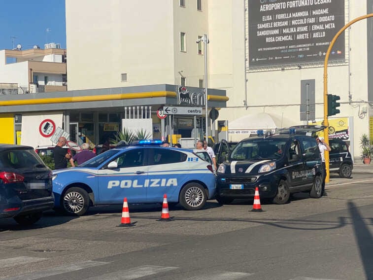 Ha un malore alla guida e si schianta contro i pali della segnaletica: muore un 72enne a Lecce