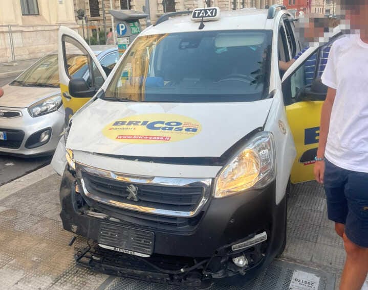 Galleria foto 'Bari, paura in corso Cavour: taxi urta un’altra auto e finisce sul marciapiede sfiorando una bambina' - foto 1