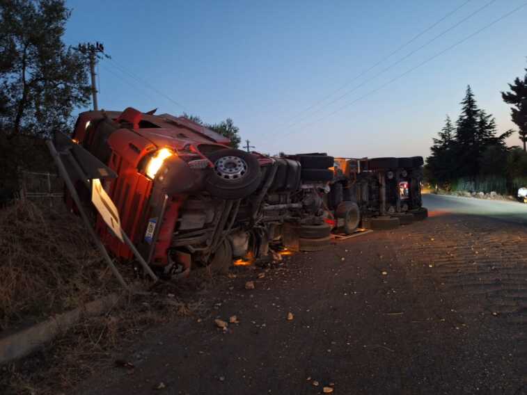 Trani, tir si ribalta sulla provinciale: ferito il conducente. L’incidente per scansare un altro mezzo pesante