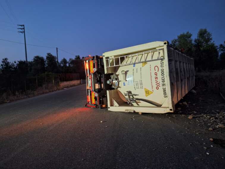 Galleria foto 'Trani, tir si ribalta sulla provinciale: ferito il conducente. L’incidente per scansare un altro mezzo pesante' - foto 1